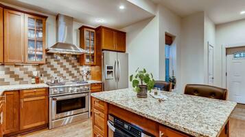 Een koelkast, een magnetron, een oven, een kookplaat