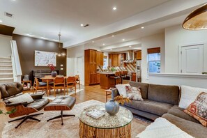 TV - Mid-Mod w/awesome backyard, 1blk to Shops/Eateries (Denver)