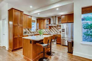 Fridge, microwave, oven, stovetop - Mid-Mod w/awesome backyard, 1blk to Shops/Eateries (Denver)