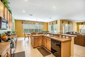 冷蔵庫、電子レンジ、オーブン、コンロ