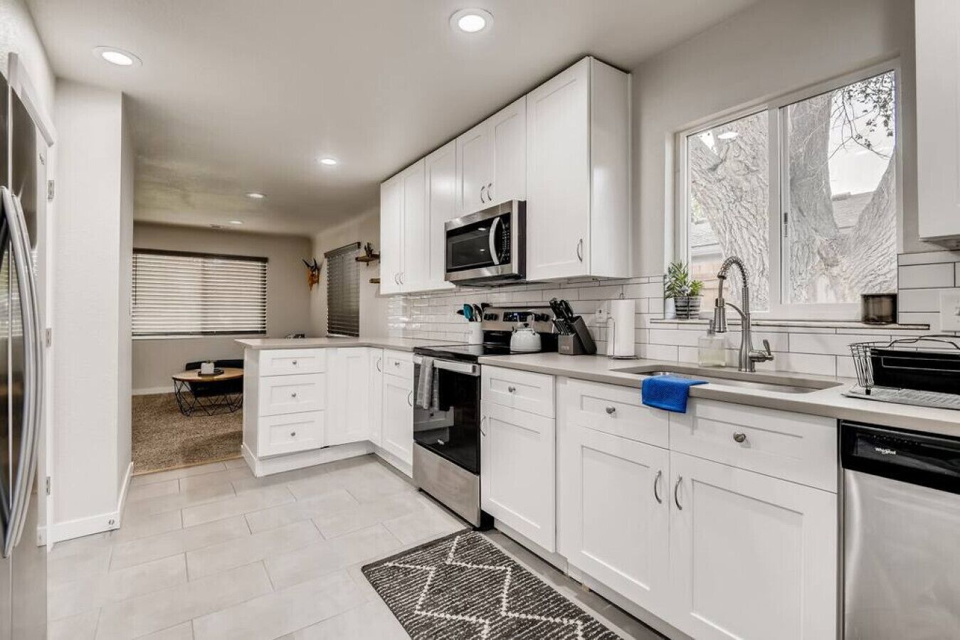 ثلاجة، فرن، موقد طهي مسطح، غسالة أطباق