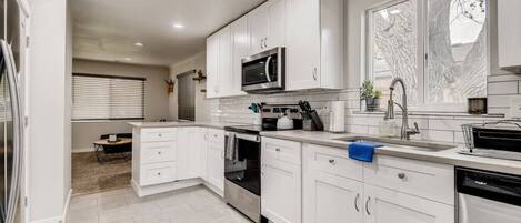 Jääkaappi, uuni, liesi, astianpesukone