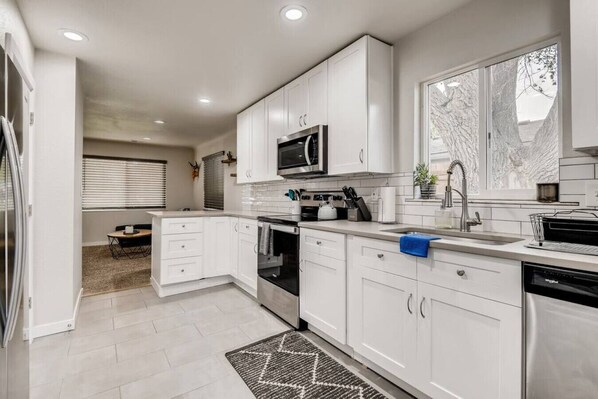 Fridge, oven, stovetop, dishwasher