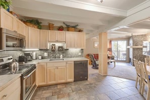 Fridge, microwave, oven, stovetop - Fireplace I Pool I Biking I Skiing & Snowboarding (Silverthorne)