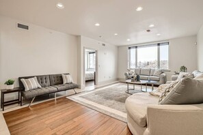 Smart TV, offices - Luxury Loft I Skyline Views in RiNO (Denver)