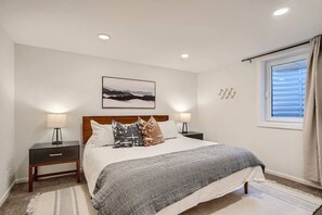 2 Schlafzimmer, Schreibtisch, Bügeleisen/Bügelbrett, Reisekinderbett