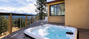 Luxury Mountain Getaway w/ Hot Tub & Deck