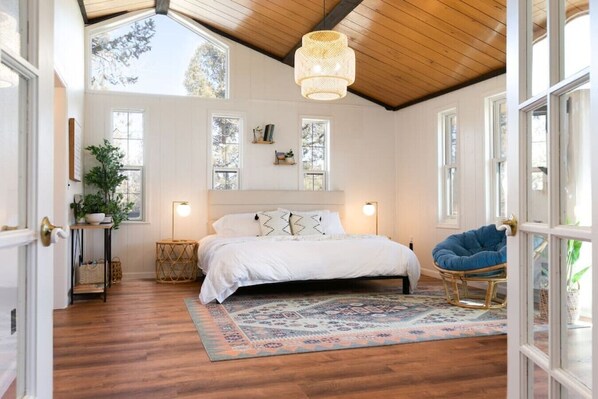 4 bedrooms, desk, iron/ironing board, WiFi