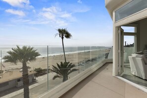 Property grounds - OCEAN FRONT + TOP FLOOR, 4 BEDROOM MANHATTAN BEACH HOUSE (Manhattan Beach)