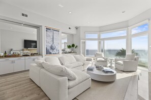 Smart TV, fireplace, books, stereo