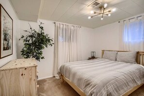 1 室のベッドルーム、デスク、WiFi、ベッドシーツ