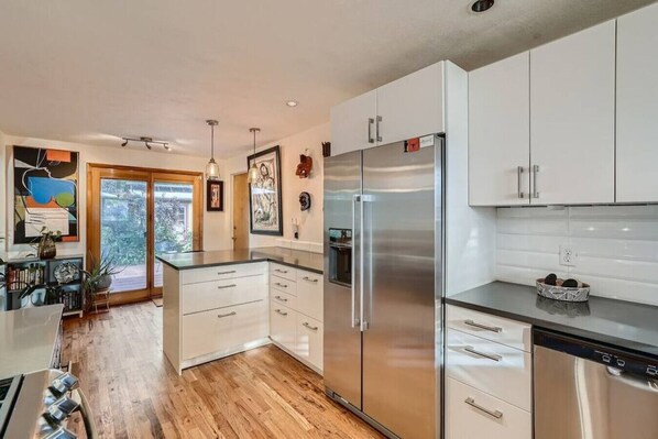 Frigorífico, microondas, horno y placa de cocina