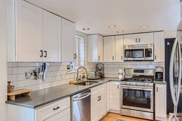 Een koelkast, een microgolfoven, een oven, een kookplaat