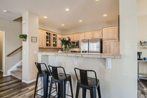 Fridge, microwave, oven, stovetop - NEW build near DIA w/King Bed, 20mins to downtown (Commerce City)