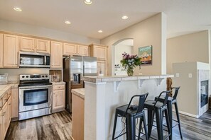 Fridge, microwave, oven, stovetop - NEW build near DIA w/King Bed, 20mins to downtown (Commerce City)