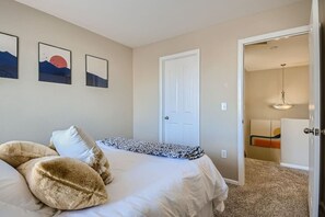 3 bedrooms, iron/ironing board, travel crib, WiFi - NEW build near DIA w/King Bed, 20mins to downtown (Commerce City)