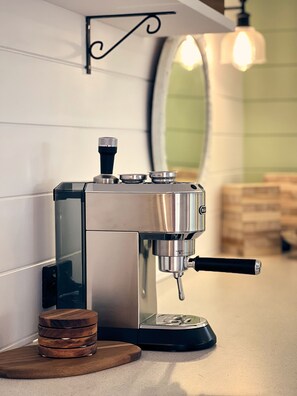 Jääkaappi, mikroaaltouuni, kahvin-/teenkeitin, leivänpaahdin