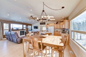 Dining - Cabin on 13 acres w/ Pool Table & Jacuzzi Tub! (Jefferson)