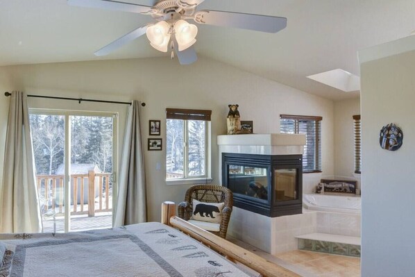 3 bedrooms, desk, iron/ironing board, WiFi - Cabin on 13 acres w/ Pool Table & Jacuzzi Tub! (Jefferson)