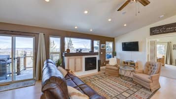 Smart TV, fireplace