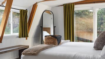 2 bedrooms, desk, iron/ironing board, travel cot