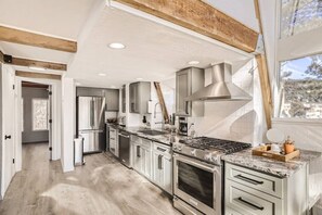 Réfrigérateur, un four, surface de cuisson, lave-vaisselle