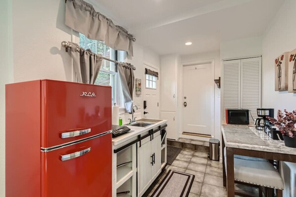 Een koelkast, een magnetron, een kookplaat