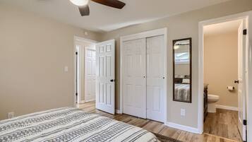 3 室のベッドルーム、デスク、アイロン / アイロン台、WiFi