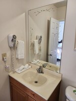 Bañera con ducha, cabezal de ducha tipo lluvia, secador de pelo, toallas