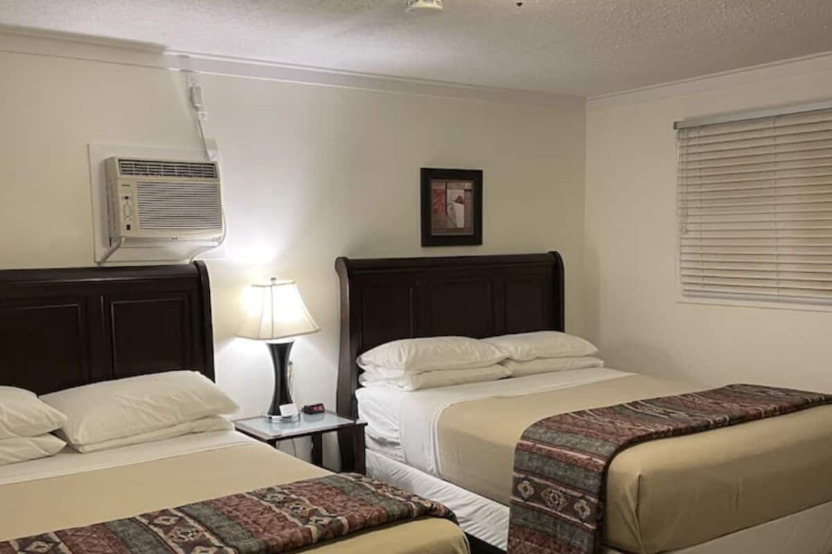 Deluxe Double Room | WiFi (free), individually decorated, individually furnished, bed sheets