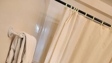 Deluxe-Doppelzimmer | Badezimmer | Duschwanne, Regendusche, Haartrockner, Handtücher