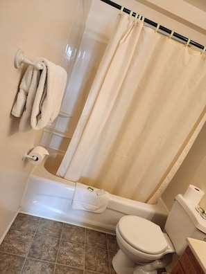 Habitació doble Deluxe | Bany | Combinació de dutxa i banyera i capçal de dutxa tipus cascada