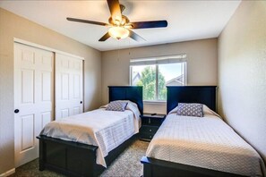 7 habitaciones, escritorio, tabla de planchar con plancha y wifi 