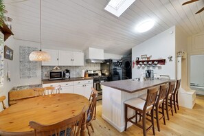 Fridge, microwave, oven, stovetop - Family Friendly Cabin I Firepit+Hot Tub I Poconos (Pocono Pines)