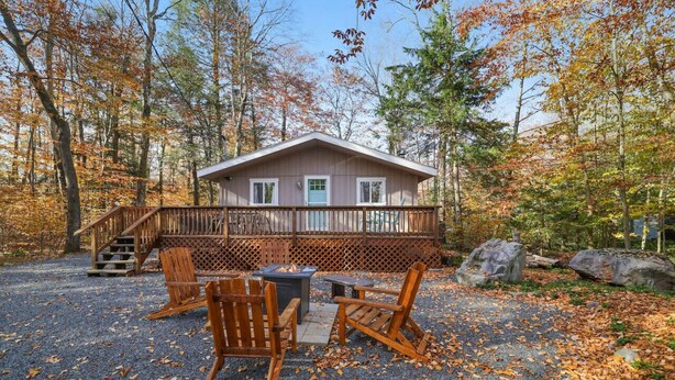 A cabin with a deck, outdoor seating, and a fire pit. - Family Friendly Cabin I Firepit+Hot Tub I Poconos (Pocono Pines)