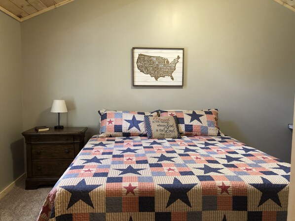 2 habitaciones, escritorio y tabla de planchar con plancha 