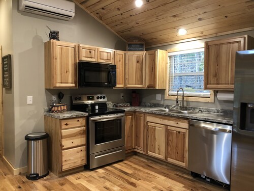 Old Glory Getaway--Cozy 2 bedroom cabin just 5 miles from Cumberland Falls!