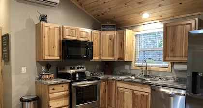 Old Glory Getaway--Cozy 2 bedroom cabin just 5 miles from Cumberland Falls!