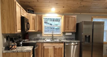 Old Glory Getaway--Cozy 2 bedroom cabin just 5 miles from Cumberland Falls!