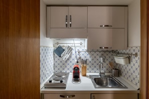 Køleskab, mikrobølgeovn, kogeplade, opvaskemaskine