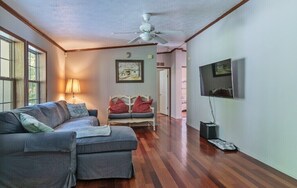 TV connectée, lecteur de DVD, livres