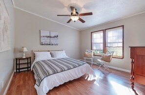 4 chambres, bureau, fer et planche à repasser, lit parapluie