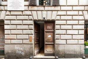 Exterior detail - iFlat| Comfy Apartament in Campo de' Fiori (Roma)