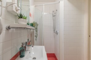 Een douche, een haardroger, een bidet