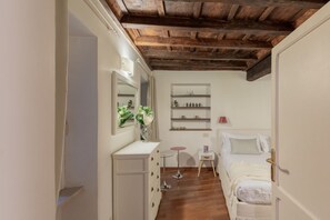 1 slaapkamer, een strijkplank/strijkijzer, wifi
