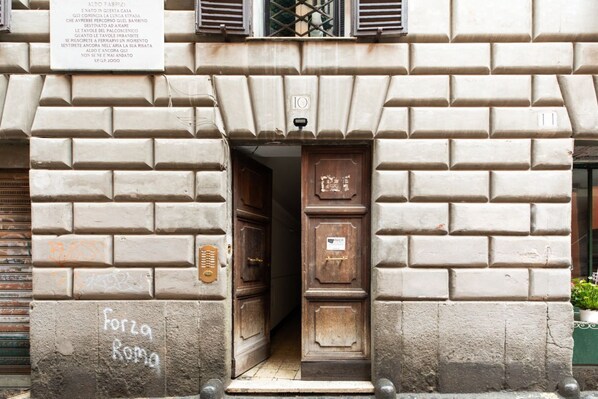 Exterior detail - iFlat| Comfy Apartament in Campo de' Fiori (Roma)