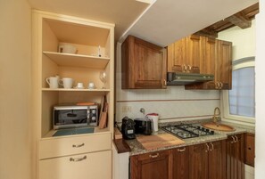 Réfrigérateur, micro-ondes, plaque de cuisson, cafetière/bouilloire