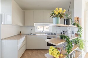 Kühlschrank, Ofen, Geschirrspüler, Wasserkocher mit Kaffee-/Teezubehör