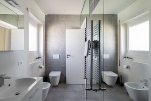 Chuveiro, secador de cabelo, bidê