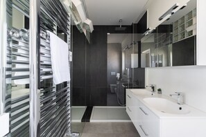 Dusche, Haartrockner, Bidet